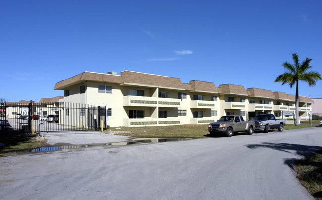 Hidden Gardens Apartments in Village Of Palmetto Bay, FL - Building Photo - Building Photo