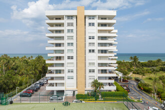 Commodore Club East in Key Biscayne, FL - Building Photo - Building Photo