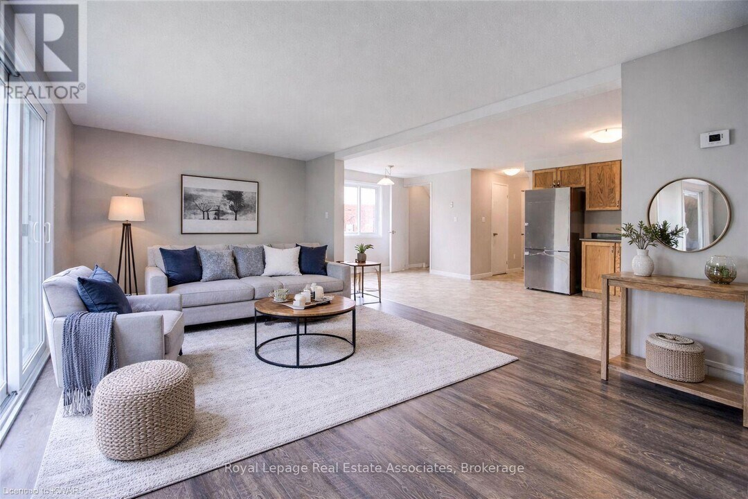 32 Hackberry St in Kitchener, ON - Building Photo