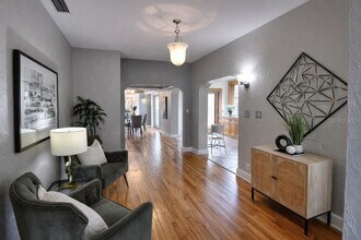 205 25th Ave NE in St. Petersburg, FL - Building Photo - Building Photo