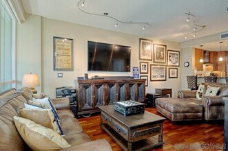 325 Seventh Ave in San Diego, CA - Foto de edificio - Building Photo