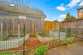 626 NE Russell St in Portland, OR - Foto de edificio - Building Photo