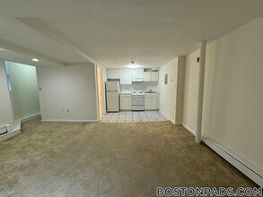 1223 Beacon St in Brookline, MA - Foto de edificio - Building Photo