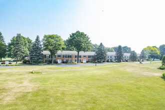 Bob-O-Link Manor in Canton, OH - Foto de edificio - Building Photo