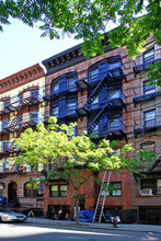 223 W 16th St in New York, NY - Building Photo - Building Photo