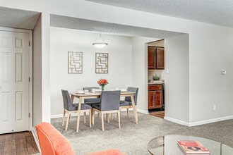 10 West Apartments in Indianapolis, IN - Building Photo - Building Photo