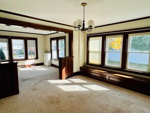16 Davis Ave, Unit 1 in Cranston, RI - Foto de edificio - Building Photo