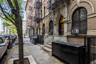 405 E 90th St in New York, NY - Building Photo - Building Photo