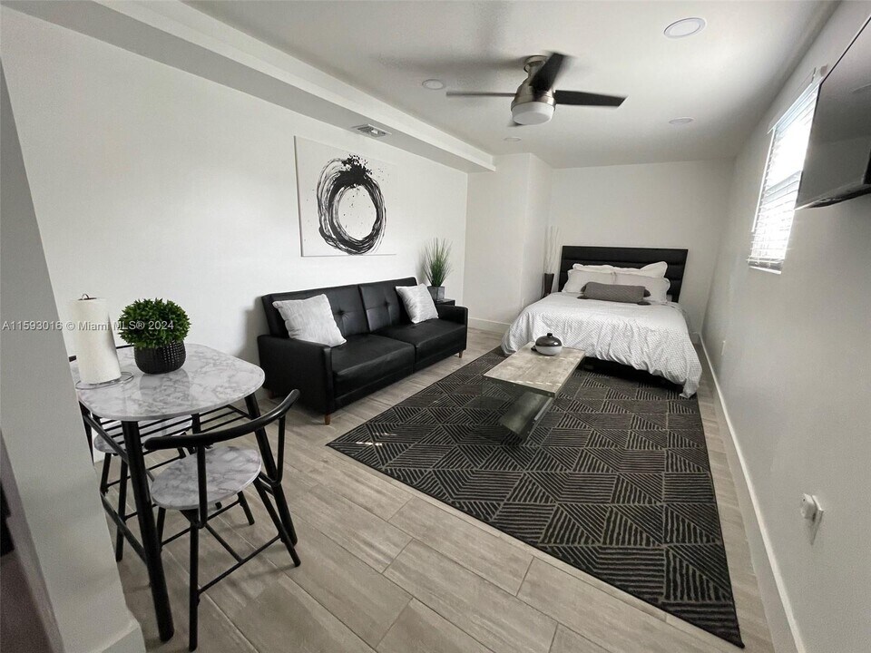 170 NE 60th St-Unit -EFFICENCY in Oakland Park, FL - Building Photo