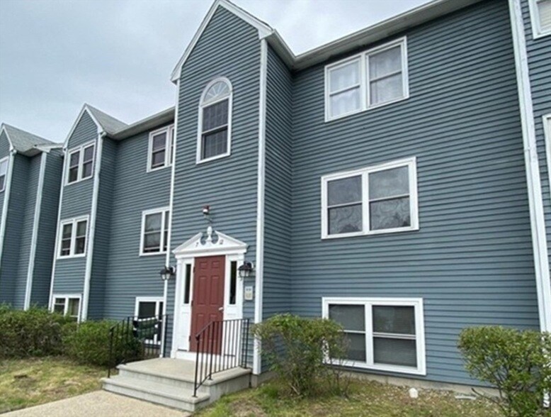 35 School St, Unit 7 in Dracut, MA - Building Photo