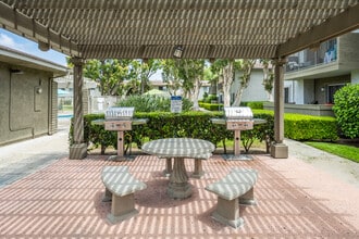 Strada Apartments in Orange, CA - Foto de edificio - Building Photo