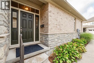 875 University Ave E in Waterloo, ON - Building Photo - Building Photo