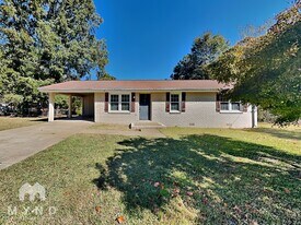 944 Scoggins Rd in Dallas, GA - Building Photo