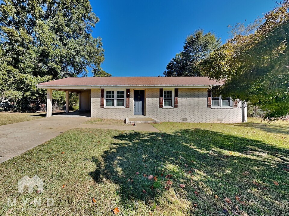 944 Scoggins Rd in Dallas, GA - Foto de edificio