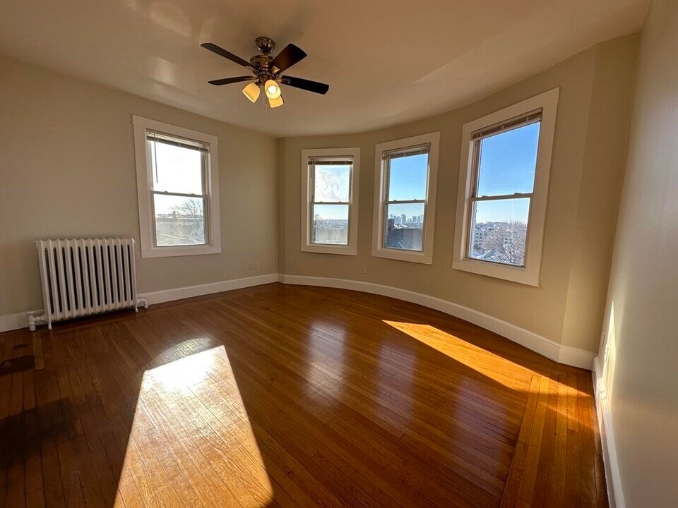 291 Washington Ave, Unit 3F in Chelsea, MA - Building Photo