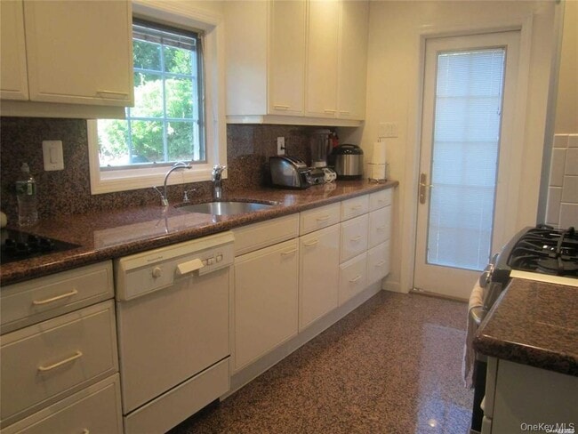 64 Old Pond Rd in Great Neck, NY - Building Photo - Building Photo