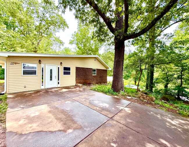 6038 Old Bascomb Rd in Acworth, GA - Building Photo - Building Photo