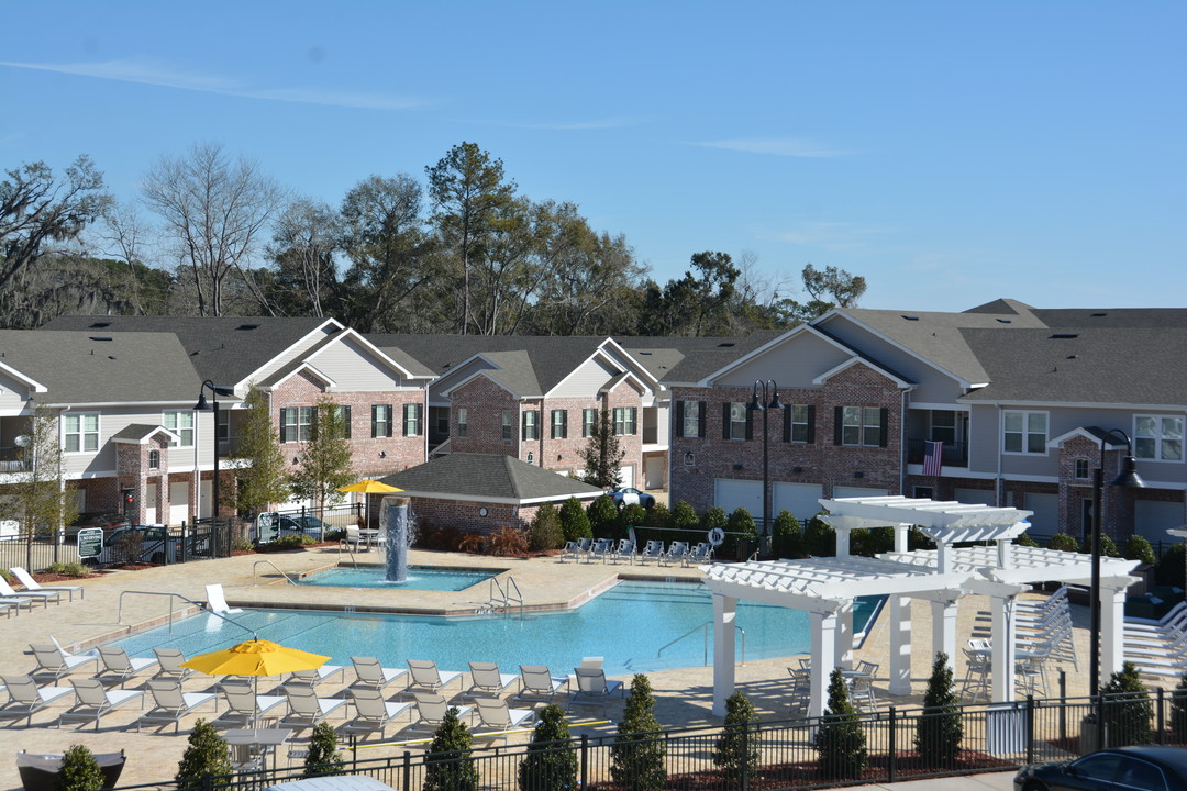 Arbor Crossing at Buck Lake in Tallahassee, FL - Foto de edificio