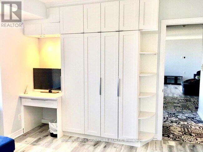 310 Burnhamthorpe Rd W in Mississauga, ON - Building Photo - Building Photo