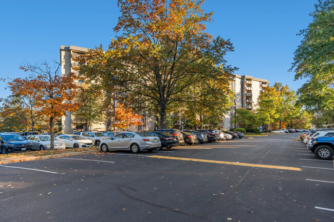 Woodlake Towers III in Falls Church, VA - Foto de edificio - Building Photo