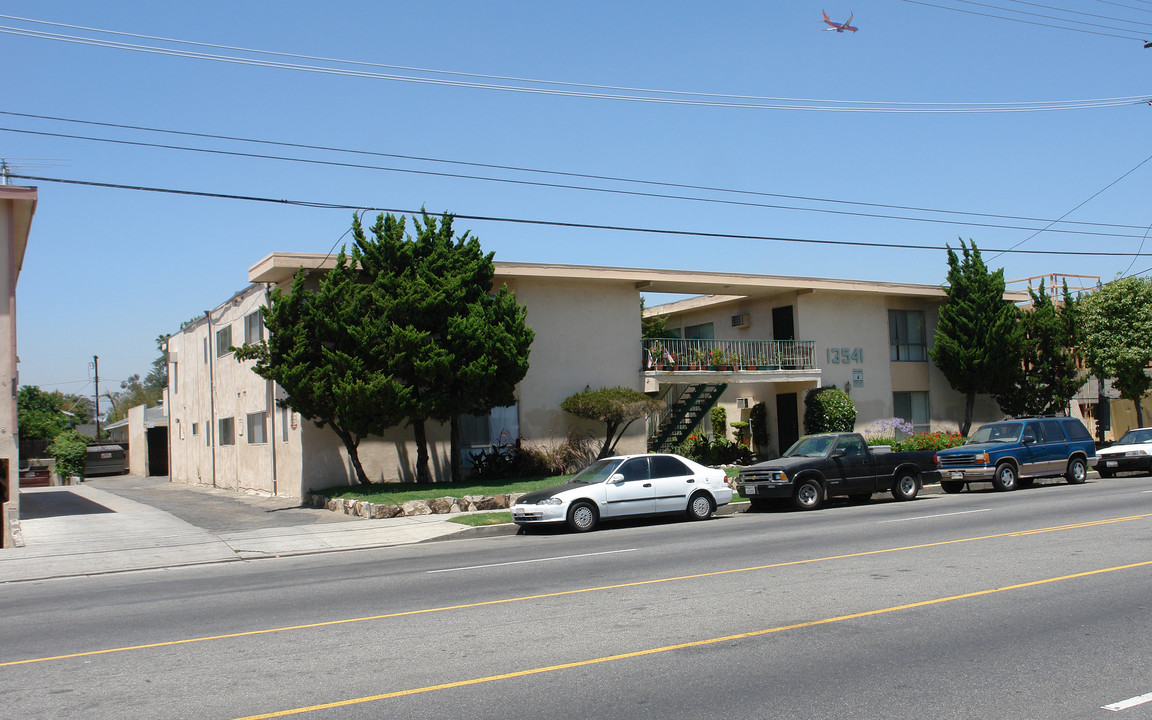 13541 Vanowen St in Van Nuys, CA - Building Photo