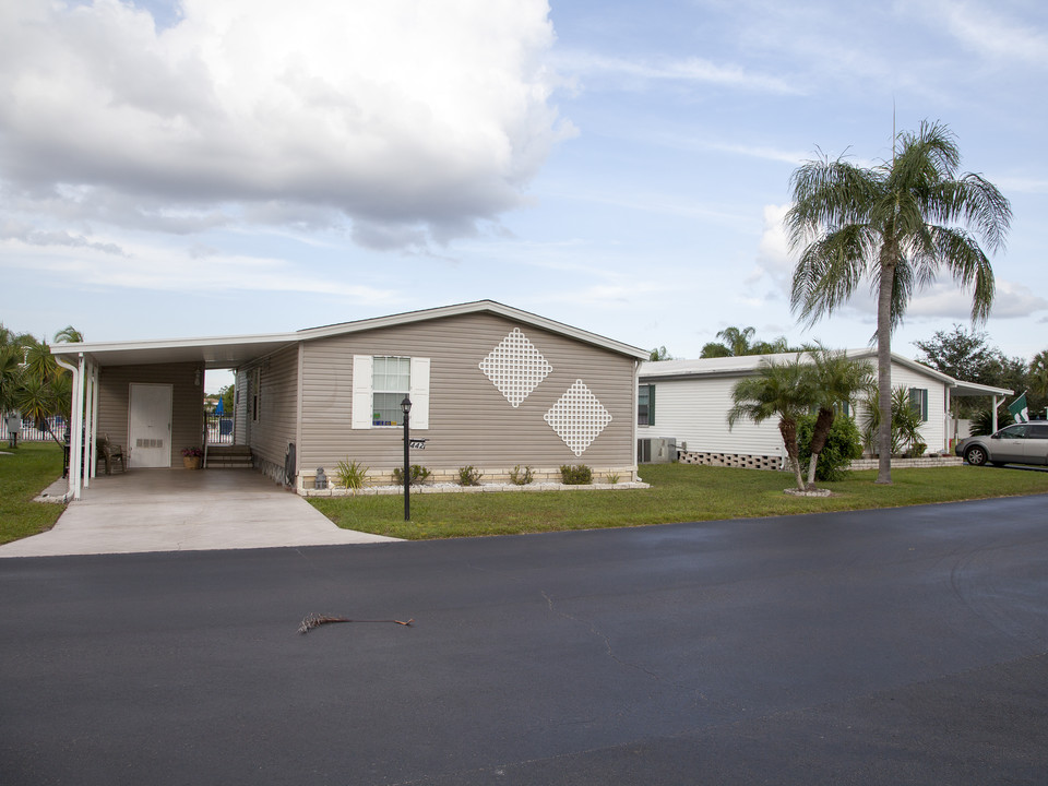 Blue Heron Pines in Punta Gorda, FL - Foto de edificio