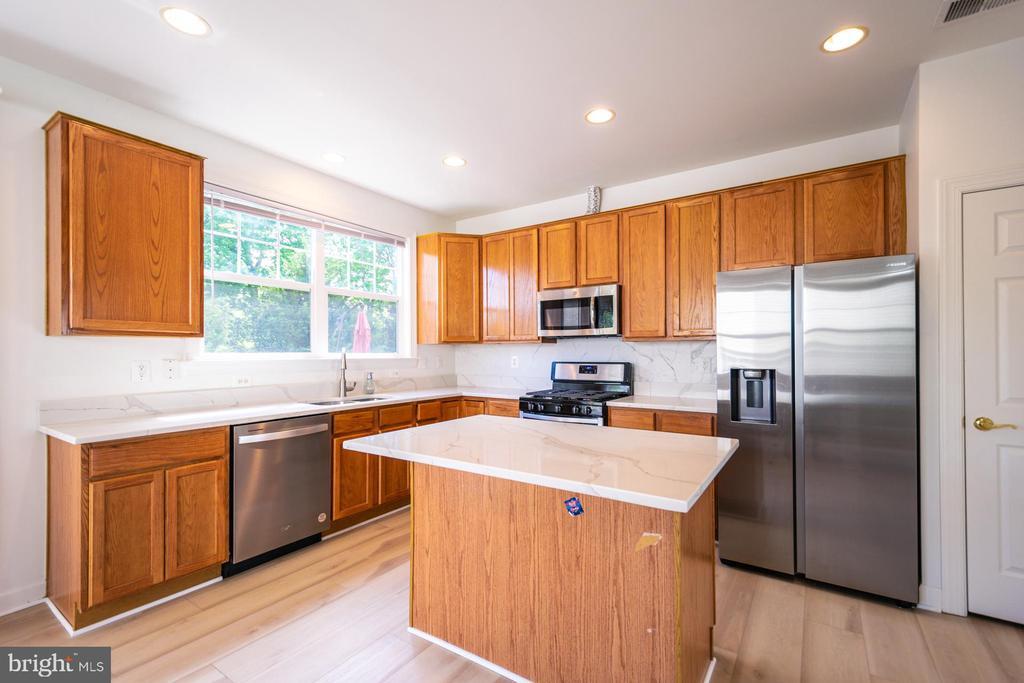 8199 Glade Bank Dr in Manassas, VA - Building Photo