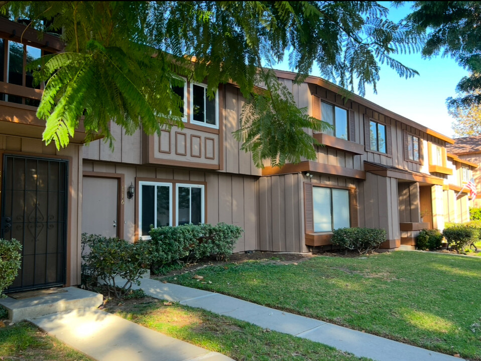 20127 Leadwell St in Winnetka, CA - Building Photo