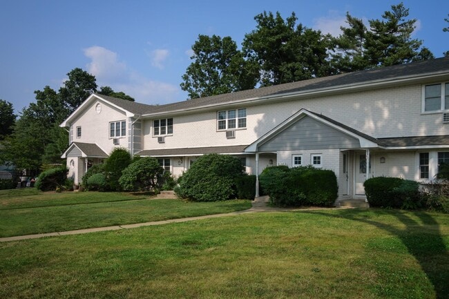 23 Weaver Dr in Massapequa, NY - Building Photo - Building Photo
