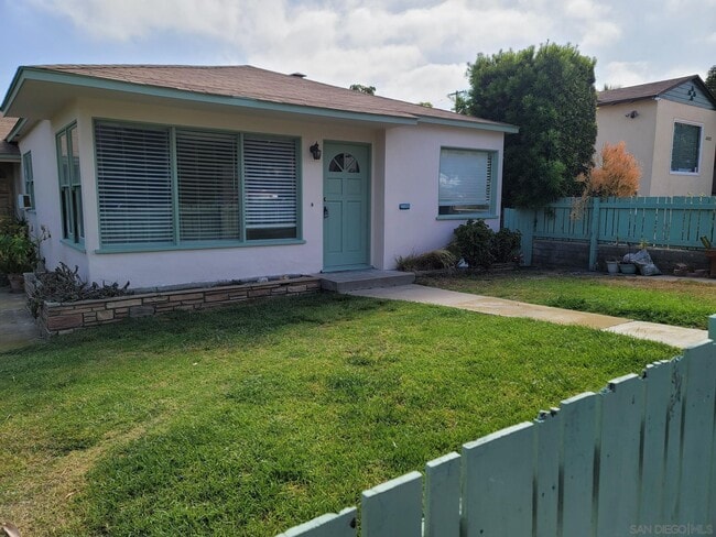 4660 Saratoga Ave in San Diego, CA - Building Photo - Building Photo