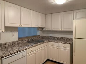 8600 SW 133rd Avenue Rd in Miami, FL - Foto de edificio - Building Photo