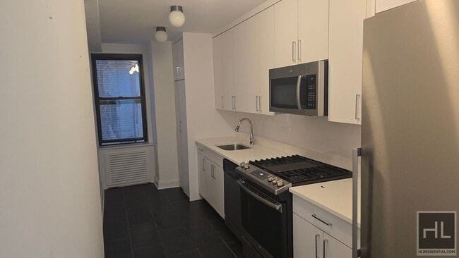 5th AVE & 9th St spacious 1BR/1BA in High