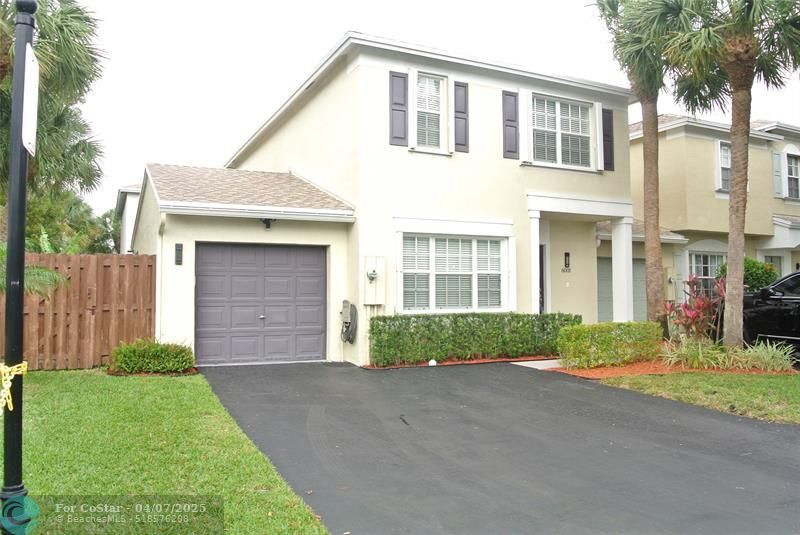 6001 Red Plum Ct in Tamarac, FL - Building Photo