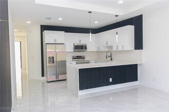 843 Duplex St E, Unit B in Lehigh Acres, FL - Building Photo - Building Photo