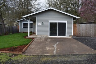 701 Weber Ave in Brownsville, OR - Building Photo