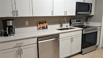 496 28th Ave N, Unit 1 in St. Petersburg, FL - Foto de edificio - Building Photo