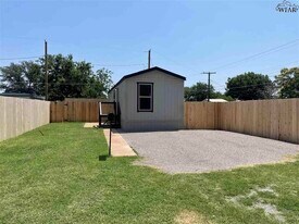 1007 S Wall St in Iowa Park, TX - Building Photo