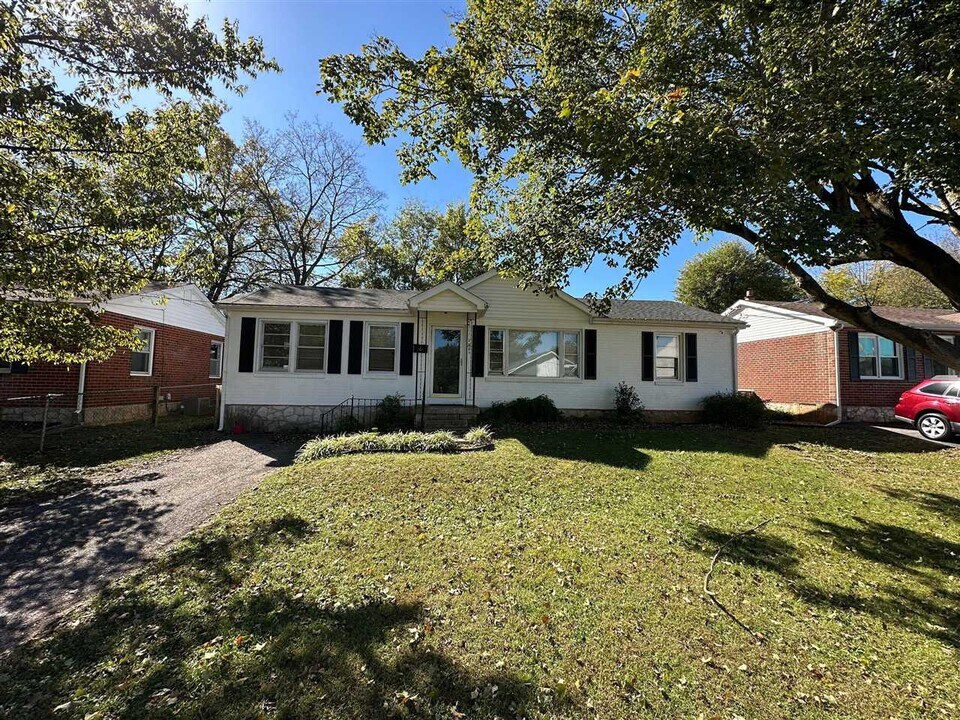1021 Roselawn Way in Bowling Green, KY - Building Photo