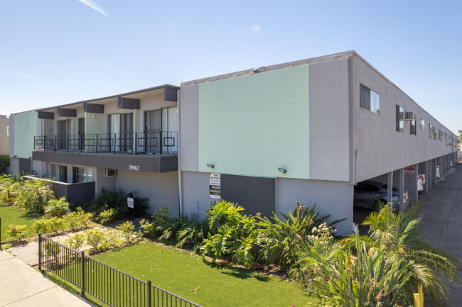 Big Roscoe Apartments in Winnetka, CA - Foto de edificio - Building Photo