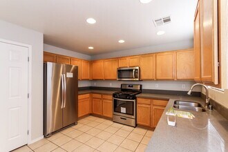 6015 Ambleshire Ave in Las Vegas, NV - Building Photo - Building Photo