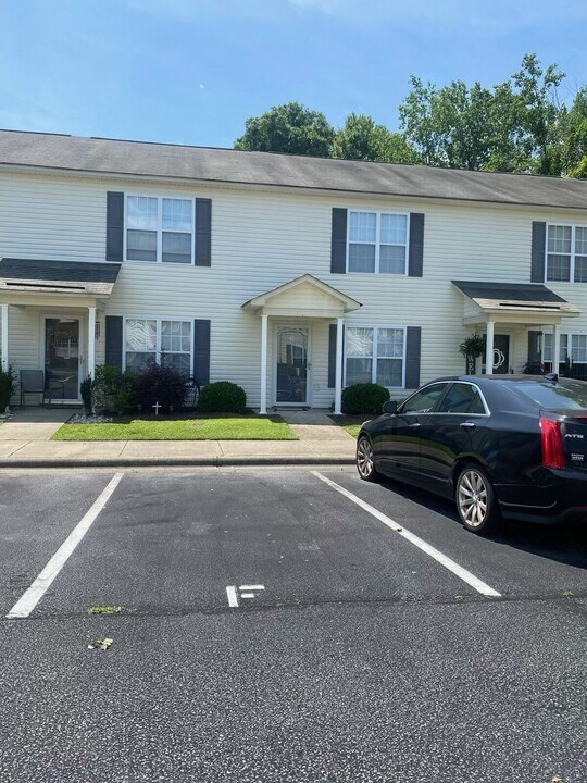 4242 Dudleys Grant Dr in Winterville, NC - Building Photo