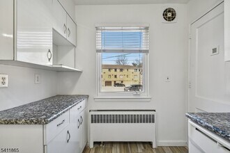 16 Troy Dr in Springfield, NJ - Building Photo - Building Photo