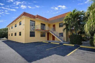 3522 NE 166th St, Unit 7 in North Miami Beach, FL - Building Photo