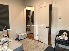 21 Renfrew St, Unit 1 in Medford, MA - Foto de edificio - Building Photo