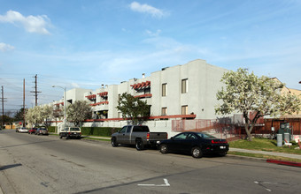 6750 Glade Ave in Woodland Hills, CA - Building Photo - Building Photo