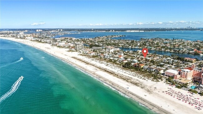 3575 Gulf Blvd, Unit 105 in St Pete Beach, FL - Foto de edificio - Building Photo