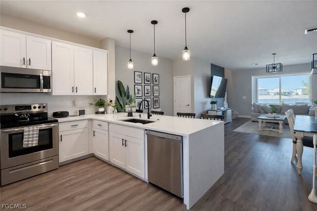 14226 Pine Lodge Ln in Ft. Myers, FL - Building Photo - Building Photo