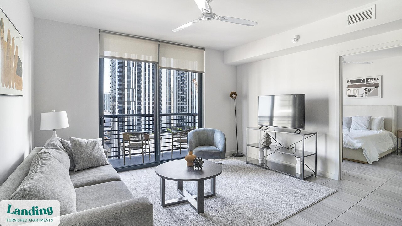 698 NE 1st Ave in Miami, FL - Building Photo