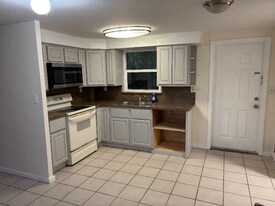 90 W Cowles St in Englewood, FL - Building Photo