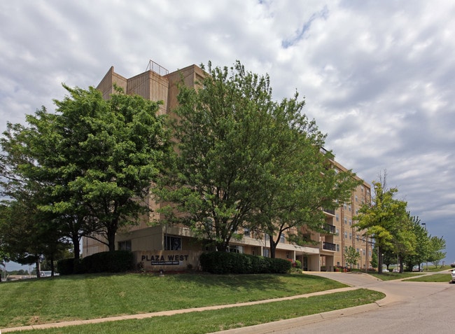 Plaza West Apartments in Topeka, KS - Building Photo - Building Photo